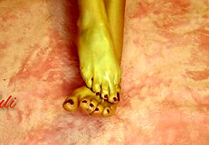 An erotic foot massage for a royal feel