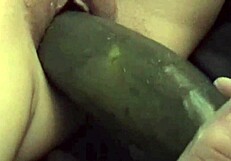 A amateur girlfriend gets an orgasme from fucking with vegetables