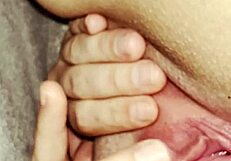 This real amateur girl teaser is a solo masturbation scene featuring a closely shaved vulva, stretching and smothering