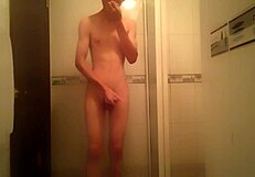 Gay solo toilet scene with a hot finish
