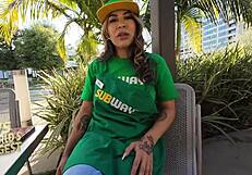大胸拉丁妹子地铁邂逅，翘班大战两根巨屌，射满全身