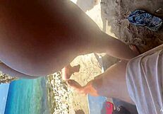 Na praia, loira safada é pega em flagra
