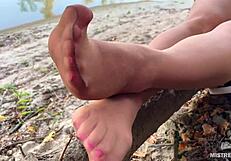 Foot play with sexy toes on nude legs