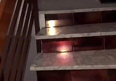 Follando Duro en la Escalera del Departamento Mientras los Vecinos Duermen Sin Saber Nada