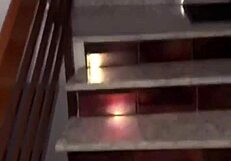 Follando Duro en la Escalera del Departamento Mientras los Vecinos Duermen Sin Saber Nada