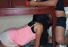 Amante escondida bajo la mesa chupando mi verga