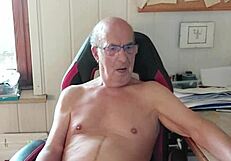 hey, norbertww cums hard on cam at chaturbate! 😜